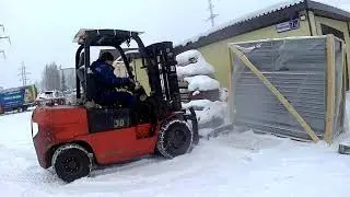 Приехал за морозильной камерой, грузим в газель