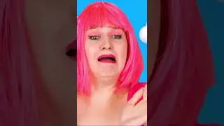 Синий ест таракана.