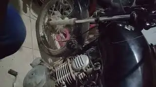 limpiando filtro de aire de moto ax4