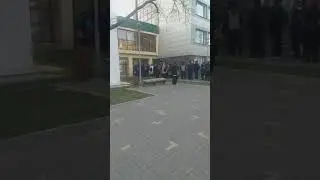 С утра очередь в школу. Первый раз такое вижу. Город Алматы. 