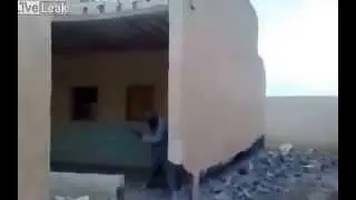 Как разбирают старые дома БЕНОЙ (прикол).