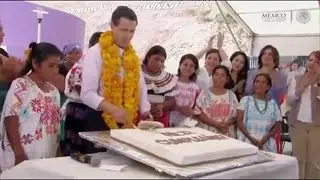 A Peña Nieto se le cae el pastel de cumpleaños