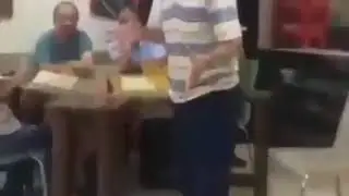 KAHVEDE OKEY OYNAYAN AMCA  KORKUDAN ALTINA SIÇIYOR