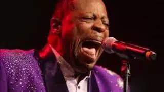 Ali Woodson Sings 