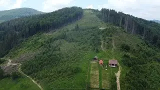 Acest sat minunat, dar pustiu, e chiar sub muntele sfânt al dacilor