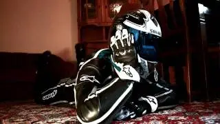 Мотоциклист в дождливый день.mp4