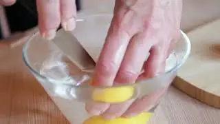 Omslag med citron på fötter och underben
