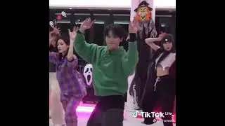 Nct Taeyong dancing to Nozelle Oh mama choreo