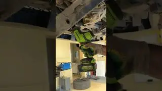 Вырезаем нижние рычаги на Land Cruiser 200 сабельной пилой Greenworks