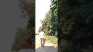 Кроссдрессер гуляет в образе на трассе