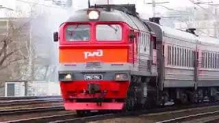 Тепловоз ДМ62-1764 с составом пассажирских вагонов.