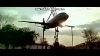 В Индии башенный кран рухнул на самолет