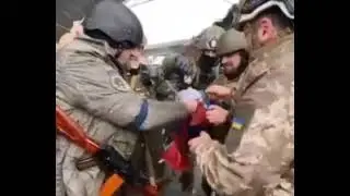 Грузинские наемники разорвали и сожгли российский флаг.