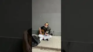 УЛИЧНЫЙ МУЗЫКАНТ СПЕЛ МОЮ ПЕСНЮ НА УЛИЦЕ😱