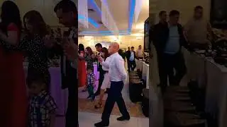 Папа танцует с дочкой..