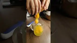 realme 9 Pro+ Slow-Motion: Cracked Egg with Yolk Falling