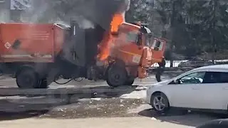 Мусоровоз вспыхнул между кабиной и кузовом. Real video
