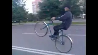 На заднем колесе на велосипеде
