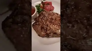 Реакция голодного мужика на сочный стейк 😁
