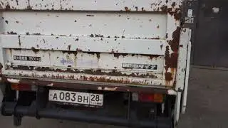 Дебилы у подъезда