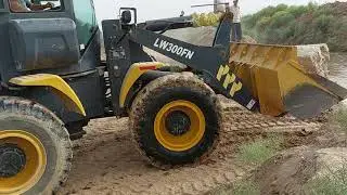Tractor blocked the river   Трактор перекрыл реку  Traktor daryoni to'sib qo'ydi سد الجرار النهر