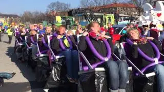 Menschliche Achterbahn beim Karneval in Münster