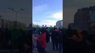 Грузовик с бочкой провалился под землю. A truck with a barrel fell underground.