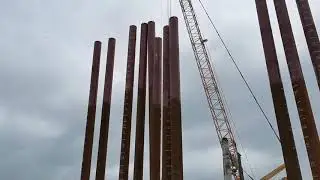 Стройка терминала. То ли угольный, то ли зерновой. В любом случае, бухте не поздоровится.