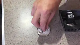 Клеем пластиковые изделие