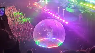 Till Lindemann rollt in einer Blase durch die Konzerthalle im Olympiastadion in Moskau