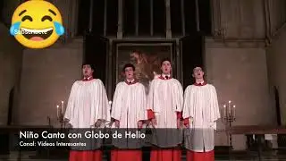 monaguillo canta con globo de helio