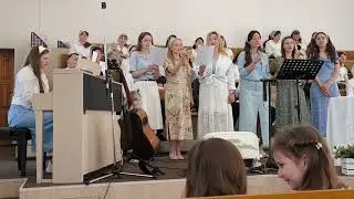 Зачем, мой Господь, Ты оставил всех ангелов... Пение группа сестёр.