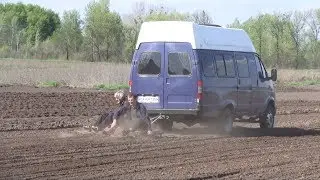 Боронование почвы Газелью с жигулёвским двигателем.