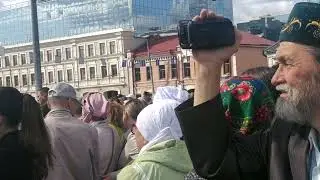 Казанда Г.Камал театры янында Асыльяр җырлый