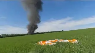 Российский пилот катапультировался из самолета Су-25 после попадания ракеты.