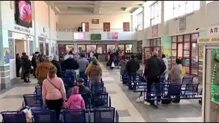 Пассажиры автобусной станции