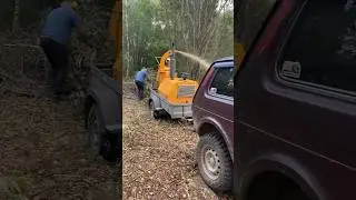 Дробление веток. #расчисткаучастков #stihl #бензопила #нива #прирда