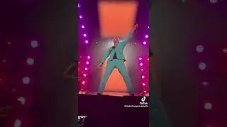 Bisbi cantando Ay ay ay en el primer concierto de la gira Me siento vivo 😍
