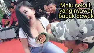 Biduan dangdut ini di sawer bapak kandungnya sendiri - Kalah materi