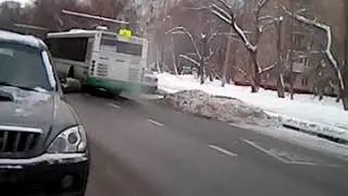 Горящий 41-й автобус катает пассажиров по кварталу...