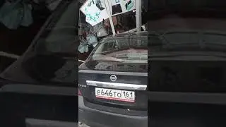 В Шахтах Nissan протаранил витрину магазина