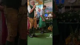 Herbstfest Rosenheim 2024. Anstich mit 2 Schlägen in der Auerbräu Festhalle durch  OB Andreas März