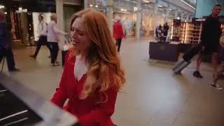 Freya Ridings - Dancing In A Hurricane (live from Kings Cross Station) 🥰