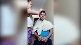 Le corto el cabello por no poder salir [ El Ramon ]