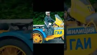 На мотоцикле Урал с поднятой коляской 