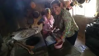Mi tía y mi mamá haciendo tortillas a mano. 🌽🌮