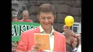 Караоке на майдані (за кадром)