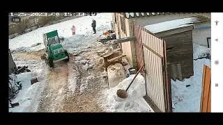 Доочистка снега гусеничным минитрактором,с анти пробуксовочными цепями.