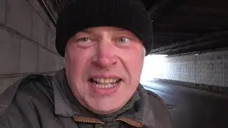 Человек идёт под мостом