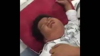 Kocak, bocah ini pura-pura pingsan saat disunat